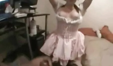 Một cô gái xinh đẹp giống như cậu sex vú to nhật chơi với một tình đồ chơi.