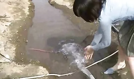 Cố gắng mới đồ chơi với đôi phim nhat ban jav giày trắng.